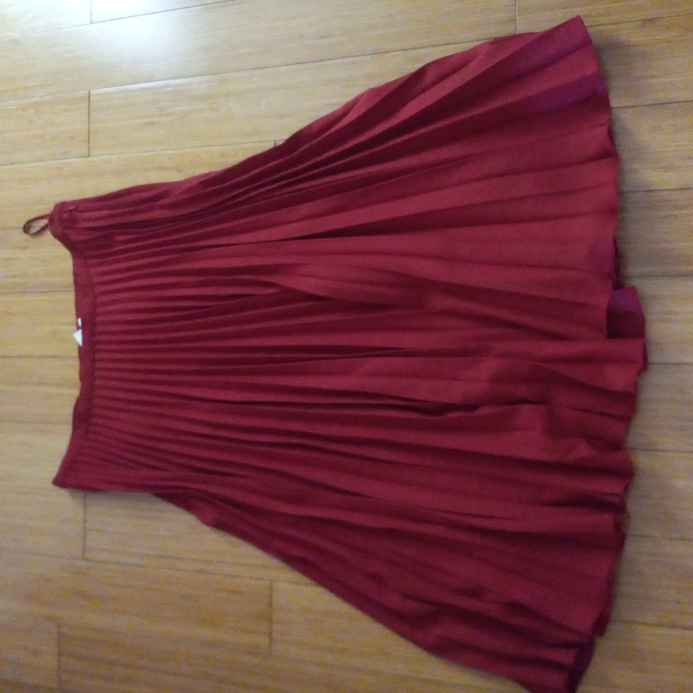 Finery red skirt, size 16. Used in good condition.